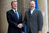 Le ministre iranien des Affaires étrangères, Manouchehr Mottaki (d) a été accueilli à l'Elysée par son homologue, Bernard Kouchner (g) avant sa rencontre avec le président français, Nicolas Sarkozy, le 3 juin 2009.(Photo : Reuters)