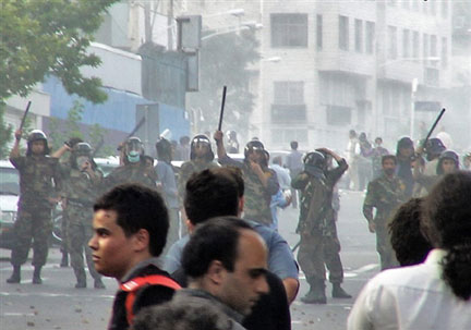 La police iranienne bloque des manifestants dans les rues de Téhéran, le 20 juin 2009.(Photo: AFP)