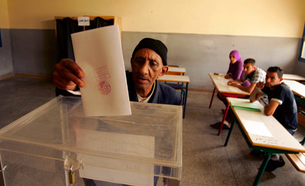 Dans un bureau de vote à Rabat, le 12 juin 2009. Les résultats officiels devraient être annoncés samedi après-midi.( Photo : Reuters )