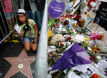 Nombreux sont les fans&nbsp;qui viennent&nbsp;continuellement se recueillir sur l'étoile érigée à la gloire de Michael Jackson, à Hollywood.(Photo : Reuters)