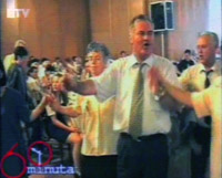 Photographie diffusée par la télévision bosniaque, le 11 juin 2009, sur laquelle Ratko Mladic danse avec ses amis et sa famille au mariage de son fils.(Photo : Reuters)