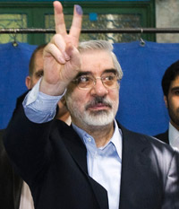 Mir Hossein Moussavi, après avoir voté, le 12 juin 2009, dans le sud de Téhéran.(Photo : Reuters)