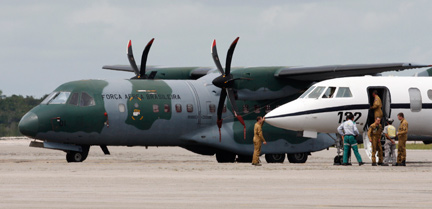 Des équipes françaises de recherche sur la base de Natal au Brésil, le 2 juin 2009.( Photo : Reuters )