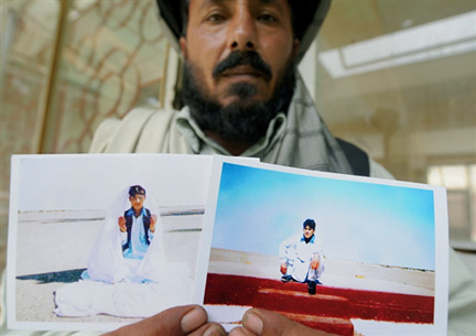 A Kaboul, l'oncle de Mohammad Jawad, jeune prisonnier afghan détenu à Guantanamo, montre des photos de son neveu, le 1er juin 2009.(Photo : AFP)