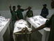 Des infirmiers de l'hôpital de Karachi autour des talibans tués par l'armée pakistanaise, le 27 juin 2009.(Photo : Reuters)