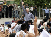 Mir Hossein Moussavi acclamé par ses partisans, à Téhéran, le 15 juin 2009.(Photo : Reuters)