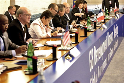 Les ministres du Développement des 8 pays les plus industrialisés réunis au Palais du Farnesina, à Rome, le 11 juin 2009.(Photo : AFP)