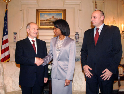 L'ancien Premier ministre kosovar, Agim Ceku (d) en compagnie de la secrétaire d'Etat américaine, Condoleezza Rice (c) et du président kosovar, Fatmir Sejdiu (g) à Washington, le 19 juin 2006.(Photo : Wikimedia/Département d'Etat des Etats-Unis)