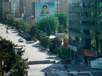 A Téhéran, la route proche du ministère de l'Intérieur, base du comité central des élections, a été bloquée le 17 juin 2009.(Photo : Reuters)