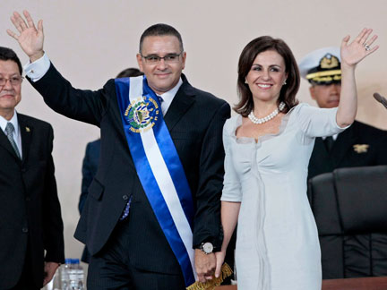 Le nouveau président du Salvador Mauricio Funes,&nbsp;en compagnie de son épouse Wanda Pignato, après la prestation de serment, le 1er juin.(Photo : Reuters)