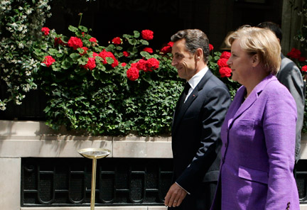 Le président français, Nicolas Sarkozy (g) et la chancelière allemande, Angela Merkel (d) marchant dans les rues de Paris après le sommet bilatéral à l'Elysée, le 11 juin 2009.(Photo : Reuters)