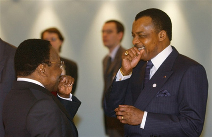 Le président gabonais Omar Bongo en compagnie de son homologue congolais Denis Sassou Nguesso, le 21 février 2003 à Paris.(Photo : AFP)