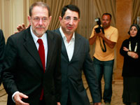 Le chef de la diplomatie européenne Javier Solana (g)&nbsp;et le député du Hezbollah Hussein Hajj Hassan, lors de leur rencontre au Parlement libanais à Beyrouth, le 13 juin.(Photo : Reuters)