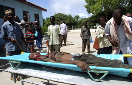 De nombreux blessés graves sont emmenés aux centres de soins de Mogadiscio pendant que les combats s'intensifient.(Photo : Reuters)