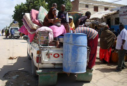 Des habitants de Mogadiscio fuient la ville à cause de l'intensification des combats, le 20 juin 2009.(Photo : Reuters)