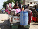 Des habitants de Mogadiscio fuient la ville à cause de l'intensification des combats, le 20 juin 2009.(Photo : Reuters)