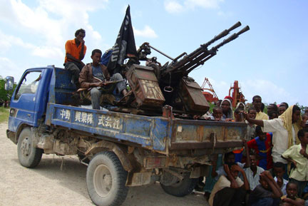 Les shebab, des insurgés islamistes radicaux somaliens, en patrouille dans la banlieue de Mogadiscio, le 22 juin 20009.(Photo : Reuters)
