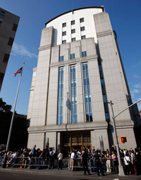 Des journalistes attendant le verdict du procès devant le bâtiment du tribunal de New York, à Manhattan, le 29 juin 2009.(Photo : Reuters)