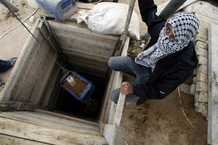 Un tunnel de contrebande au sud de la bande de Gaza, le 11 avril 2009.( Photo : AFP )
