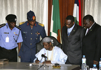 Le président nigérian, Umaru Yar'Adua signe l'offre d’amnistie, à Abuja, la capital du Nigeria, le 25&nbsp;juin 2009.(Photo : Reuters)