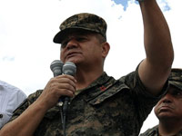 Le général Romeo Vasquez devant ses partisans sur la place Morazan dans le centre de Tegucigalpa le 30 juin 2009.(Photo : Yuri Cortez/AFP)