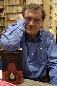 L'écrivain russe Vassili Axionov pose avec un exemplaire de son livre <em>Lumineuse césarienne</em>, le 18 mars 2005 au Salon du livre.(Photo : Stéphane de Sakutin/AFP)