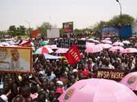 Des milliers de nigériens ont manifesté contre le président Mamadou Tandja dans les rues de Niamey ce 5 juillet 2009.(Photo : Hama Boureima/AFP)