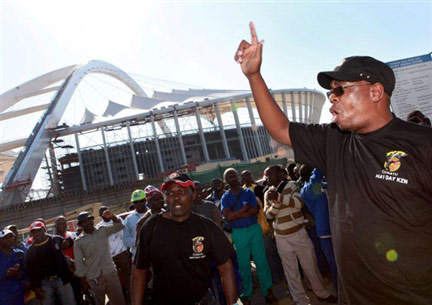 Des ouvriers affectés à  la construction du stade Moses Mabhida de Durban (Coupe du monde de football 2010), ont entamé une grève illimitée ce 8 juillet 2009.(Photo : Rajesh Jantilal/AFP)