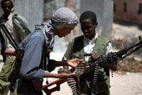 De jeunes recrues du mouvement radical des shebab comptent leurs balles dans le quartier de Sinaya à Mogadiscio le 13 juillet 2009.(Photo : Mohamed Dahir/AFP)