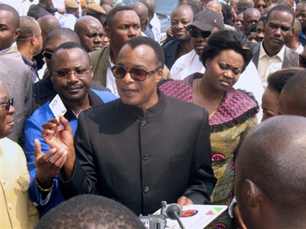 Le président Denis Sassou Nguesso pendant sa campagne électorale. Il a été réélu avec 78.6% des voix le 15 juillet 2009.