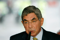 Oscar Arias s'adressant aux médias après les négociations du 10 juillet 2009 à San Jose.(Photo : REUTERS/Juan Carlos Ulate)