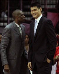 Dikembe Mutombo et le Chinois Yao Ming.(Photo : AFP)