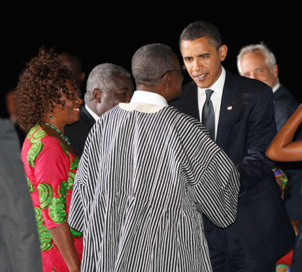Barack Obama est reçu par le président ghanéen John Atta-Mills lors de son arrivée à Accra , le 10 juillet 2009.(Photo: Reuters)