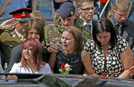 Emotion des familles au passage des dépouilles des quatre soldats, à Wotton Bassett, dans le Wiltshire, dans le sud-ouest de l’Angleterre, le 28 juillet 2009. (Photo : Reuters)