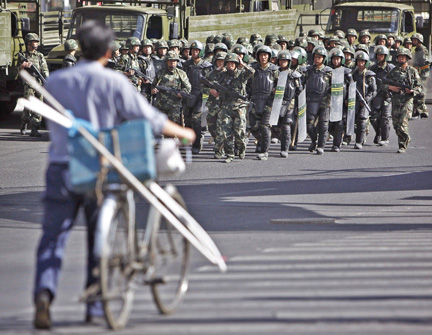 Les forces de sécurité chinoises patrouillent dans les rues d'Urumqi, le 11 juillet 2009. (Photo : Reuters)