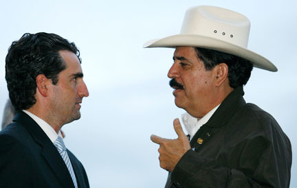 Le président destitué du Honduras Manuel Zelaya (d) en compagnie du ministre des Affaires étrangères du Costa Rica Bruno Stagno, le 8 juillet 2009.(Photo: Reuters)