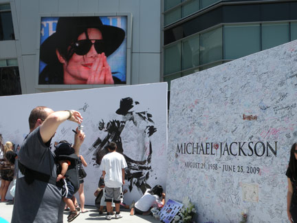Hommage devant le Staples Center de Los Angeles, le 6 juillet, 12 jours après sa mort.(Photo : Donaig Le Du/RFI)
