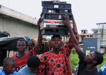 Des recycleurs de déchets informatiques en route pour le marché Alaba à Lagos (Nigéria).(Photo : © 2006 BAN) 