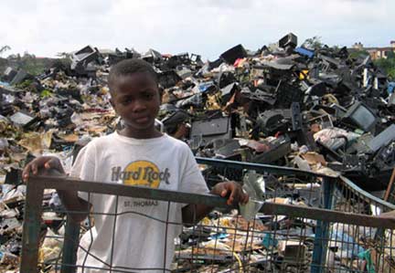 Un garçonnet récupérateur sur le marché d'Alaba à Lagos (Nigéria).(Photo : © 2006 BAN) 