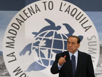 Le Premier ministre italien Silvio Berlusconi attend les chefs d'Etat du G8 à l'Aquila, le 8 juillet 2009.(Photo : Jim Young/Reuters)