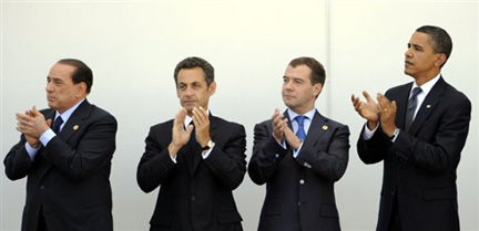 De G à D : le Premier ministre italien Silvio Berlusconi, les présidents français, Nicolas Sarkozy, russe, Dmitri  Medvedev et américain, Barack Obama, le 10 juillet 2009(photo : AFP)