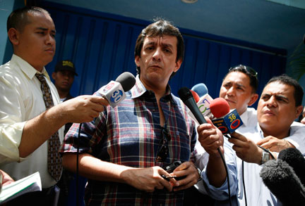 Ariel Vargas, un officiel de l'ambassade du Venezuela au Honduras répond aux questions de la presse. Le gouvernement de facto au Honduras a ordonné l'expulsion du personnel de l'ambassade vénézuélienne. (Photo: Reuters)