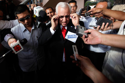 Roberto Micheletti lors d'une conférence de presse à Tegucigalpa le 28 juillet 2009.(Photo: Reuters)