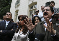 Le président hondurien Manuel Zelaya (d), la présidente argentine Cristina Fernandez de Kirchner (C) et le président équatorien Rafael Correa (g) devant l'ambassade de l'Equateur à Washington, le 5 juillet 2009.(Photo : Reuters)