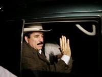Manuel Zelaya quitte l'ambassade du Honduras de Managua au Nicaragua, le 22 juillet 2009.(Photo : Oswaldo Rivas/Reuters)