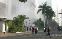 Des personnes évacuent l'hôtel Marriott de Jakarta en feu après l'explosion des bombes le 17 juillet 2009.(Photo : Lydia Ruddy/Reuters)