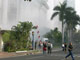 Des personnes évacuent l'hôtel Marriott de Jakarta en feu après l'explosion des bombes le 17 juillet 2009.(Photo : Lydia Ruddy/Reuters)