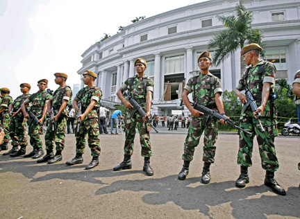 Des militaires sont postés devant l’hôtel Ritz-Carlton, à Jakarta, le 18 juillet 2009. (Photo : Reuters)