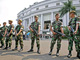 Des militaires sont postés devant l’hôtel Ritz-Carlton, à Jakarta, le 18 juillet 2009. (Photo : Reuters)