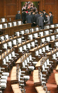 Après la dissolution de la chambre, les députés quittent l'hémicycle, le 21 juillet 2008.(Photo : Reuters)